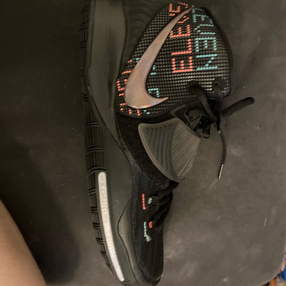 Nike Kyrie - Picture 2 of 3